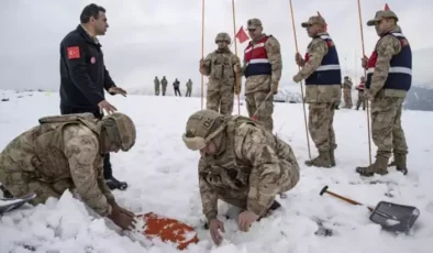 Tunceli’de Jandarma Komandolar Çığ Eğitimleri Alıyor